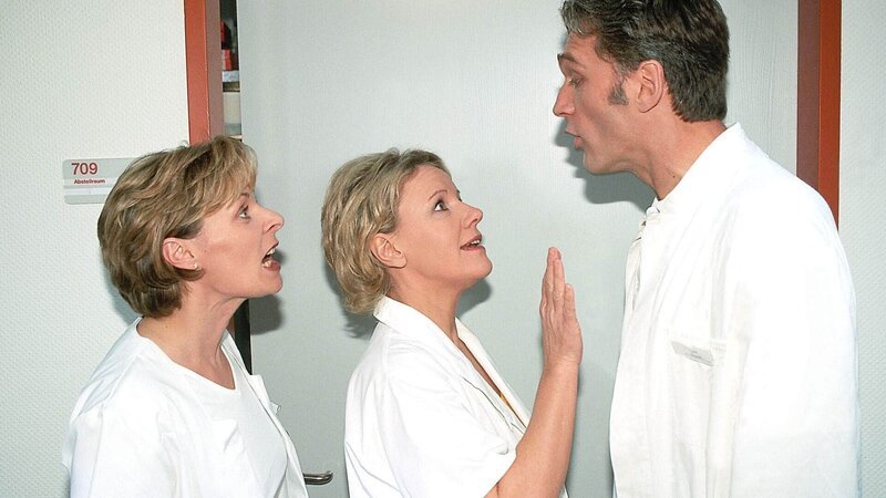 Jetzt geht Dr. Schmidt (Walter Sittler) mit Schwester Eva (Susanne Czepl, l.) zum Streiten sogar schon in die Abstellkammer … Da hat Nikola (Mariele Millowitsch) ein Wörtchen mitzureden! – Bild: MG RTL D /​ Guido Engels