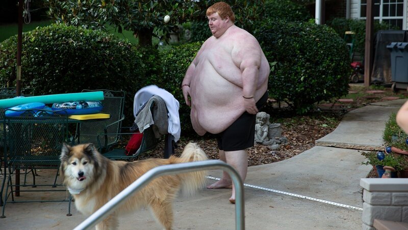 Casey throwing shirt onto his chair. – Bild: Discovery Communications, LLC /​ Scott Ippolito