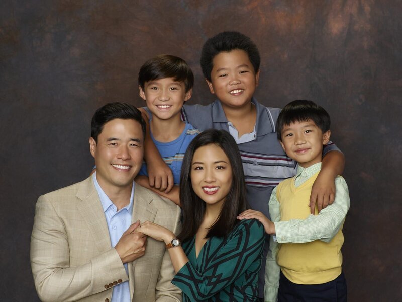 (2. Staffel) – Eine ganz besondere Familie: Louis (Randall Park, l.), Jessica (Constance Wu, M.), Eddie (Hudson Yang, 2.v.r.), Emery (Forrest Wheeler, 2.v.l.) und Evan Huang (Ian Chen, l.) … – Bild: American Broadcasting Companies. All rights reserved. Lizenzbild frei