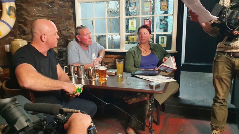 L-R: Ross Kemp, Neil Brock und Mallory Haas – Bild: honeyB-ZLW /​ © THE HISTORY CHANNEL /​ Honey Bee Media