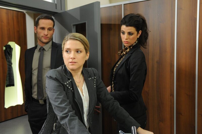 Während Anna leidet, ist Carla zufrieden, dass ihre Intrige aufgeht. (v.l.n.r.) David (Lee Rychter), Anna (Jeanette Biedermann), Carla (Sarah Mühlhause) … – Bild: ProSiebenSat.1 Media SE