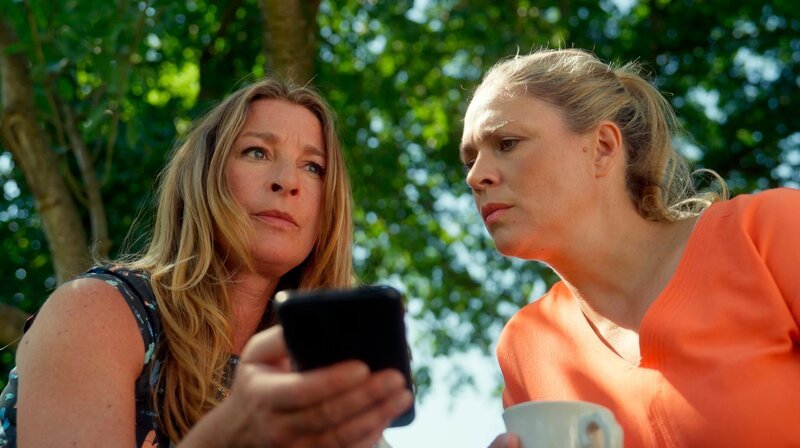 Währenddessen bemühen sich Carla (Maria Fuchs l.) und Britta (Jelena Mitschke r.) um Versöhnung. – Bild: NDR