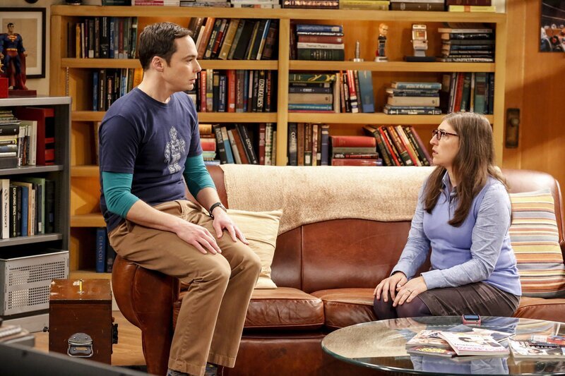 Sheldon will endlich einen Termin für die Hochzeit festlegen, doch Amy sieht das ganze viel entspannter und fordert ihn auf, ebenfalls die Ruhe zu bewahren … – Bild: Warner Bros. Television