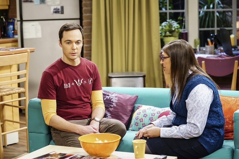 Sheldon (Jim Parsons, l.) braucht einen Ratschlag von Amy (Mayim Bialik, r.), nachdem er in einen Streit mit Howard und Leonard gerät … – Bild: Warner Bros. Television
