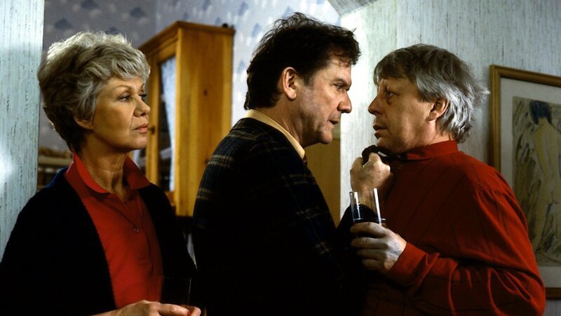 Durch unerwarteten Besuch des Vorstandes in der Möbelunion gerät Tenstaag (Gerhard Friedrich, M.) in eine arge Zwickmühle. Jetzt müssen auch Eberhard (Stefan Orlac, r.) und Hannelore Wichert (Maria Sebaldt, l.) mitspielen. – Bild: ZDF und Terranova