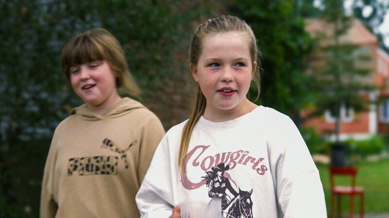 Fiona und Aurelia auf dem Lama Hof ihrer Familie in Brandenburg. – Bild: rbb/​ITV