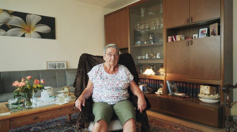 Christel war Vollblut-Gastronomin und arbeitete leidenschaftlich gerne hinter der Theke. Seit ihr Mann verstorben ist, gibt es nur noch wenige Bekannte im Leben der Rentnerin. – Bild: ZDF und WDR/​nie und immer studios