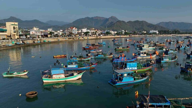 Mittags liegen die Boote im Fischerort Van Gia vor Anker, denn jetzt ist es zum Fischen zu heiß. – Bild: ZDF und AMPERSAND