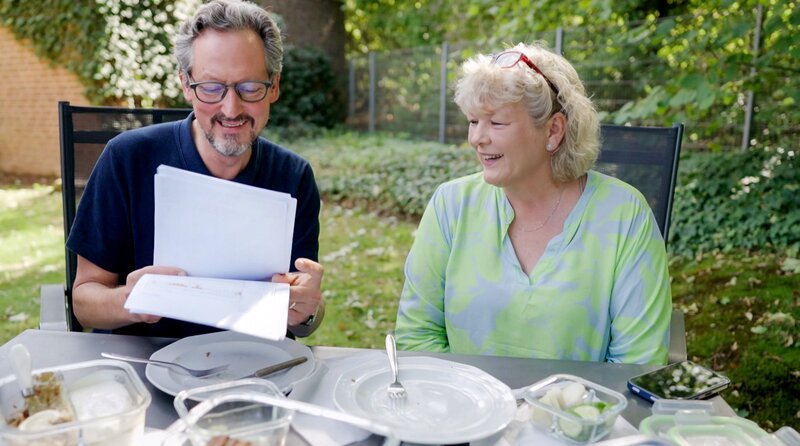 Typ-2-Diabetikerin Ingrid Kinnen zeigt Hirschhausen ihre guten Blutzuckerwerte. Sie verzichtet auf Kohlenhydrate und Zucker und hat es so geschafft, wegzukommen von Insulinspritzen. – Bild: WDR/​Bilderfest