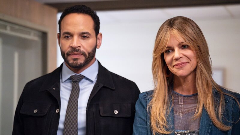 Ungleiches Ermittlerpaar: Daniel Sunjata als Adam Karadec, Kaitlin Olson als Morgan Gillory – Bild: SRF/​Disney
