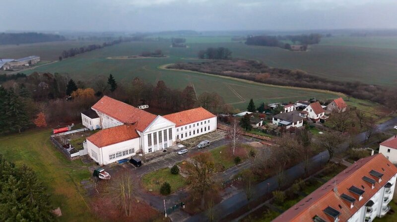 Zu DDR-Zeiten wurde das Kreiskulturhaus in Murchin für Konferenzen und Veranstaltungen genutzt. Nach dem Mauerfall stand es zunächst leer, bis dort 1990 die Großraumdiskothek „HyperDome“ eröffnete. – Bild: NDR