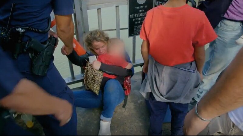 Zwischen Hoffnung und Verzweiflung: Beamte stehen vor schweren Entscheidungen, als Familien um Einlass bitten, Drogenfunde eskalieren und Migranten alles riskieren, um den Fluss zu überqueren. – Bild: TV Alliance – TV A2 Media GmbH