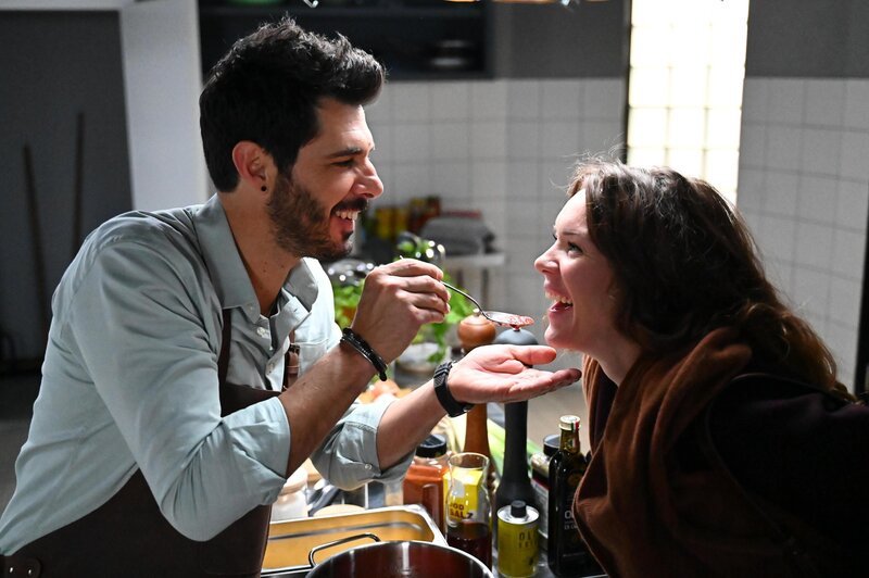 Nathalie muss verzweifelt mitansehen, wie sich Matteo (Riccardo Angelini) und Emma (Luisa Binger) näherkommen. – Bild: RTL /​ Julia Feldhagen /​ Die Nerven liegen blank