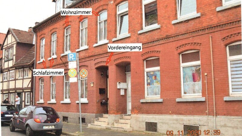 In diesem Haus in Helmstedt wurde eine 34-Jährige im November 2020 ermordet. Von einem Einbrecher? – Bild: ZDF und Staatsanwaltschaft Braunschweig