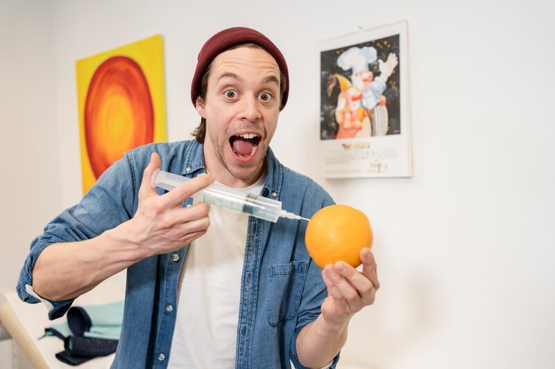 Checker Tobi übt das Impfen – an einer Orange! – Bild: BR/​megaherz gmbh/​Hans-Florian Hopfner