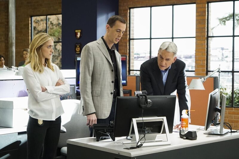 Gibbs (Mark Harmon, r.), Bishop (Emily Wickersham, l.) und McGee (Sean Murray, M.) – Bild: Bill Inoshita /​ Sat 1