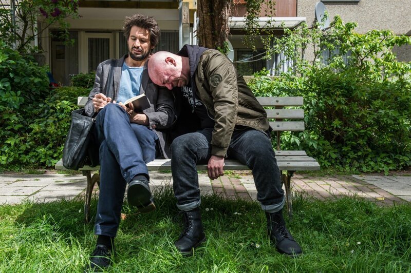 Während Einstein (Tom Beck, l.) völlig ungerührt seine Forschungsergebnisse notiert, muss sein Banknachbar (Maxwell Richter, r.) erleben, wie seine geliebte französische Bulldogge Susi von einer Leiche erschlagen wird … – Bild: SAT.1