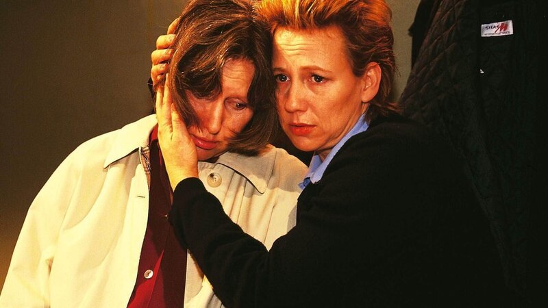 Silke (Judith von Radetzky, re.) tröstet Jutta (Claudia Loerding), die wegen Ulrich Liebeskummer hat. – Bild: RTL Deutschland