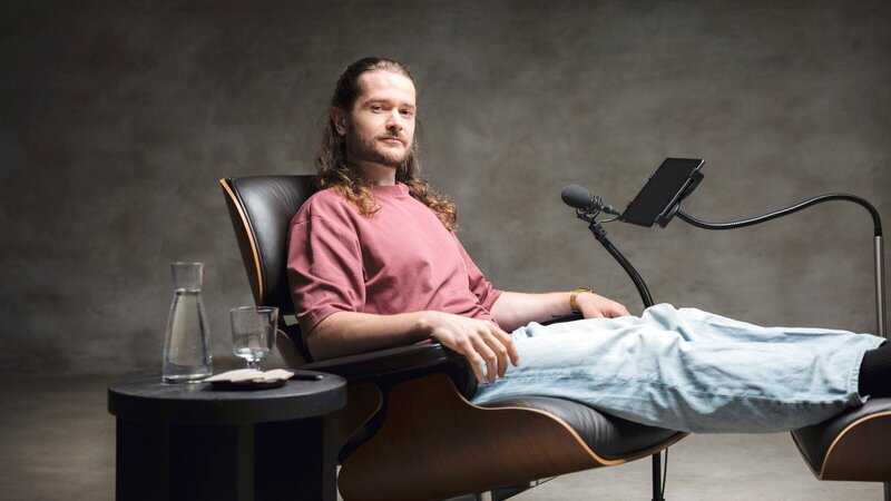 KI oder Therapeut? Auch Christian stellt sich im Experiment der Frage, wer wirklich hinter den Antworten steckt. – Bild: ZDF und MDR/​Johanna Wittig