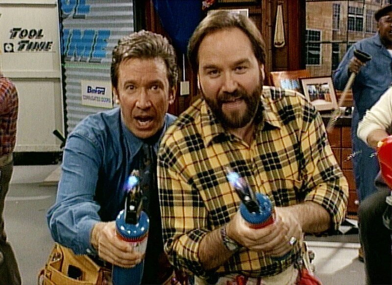 Tim (Tim Allen, li.) und Al (Richard Kern) bestreiten ihre letzte ‚Tool Time‘-Sendung und haben vor, die gesamte Studiokulisse in Schutt und Asche zu legen … – Bild: RTL
