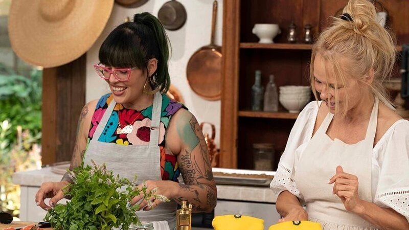 Pamela Anderson (r.) und Claudette Zepeda. – Bild: RTL /​ Corus Entertainment