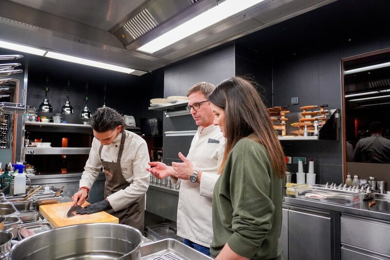 Lisa Gadenstätter in der Küche des Restaurants Shiki in der Wiener Innenstadt. – Bild: ORF /​ Simon Schennach