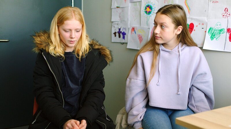 Tara (Maya Ystenes, r.) beschließt, dass es mit Sannes (Tilde Ender Søvik) Zwangsstörung (O.C.D.) so nicht weitergehen kann und geht mit ihr zur schulpsychologischen Beratung. – Bild: ZDF/​NRK Super