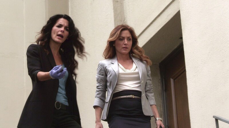 Jane (Angie Harmon, r.) und Maura (Sasha Alexander) ermitteln an der Boston University in einem mysteriösen Mordfall an einer jungen Sportstudentin. – Bild: VOXup
