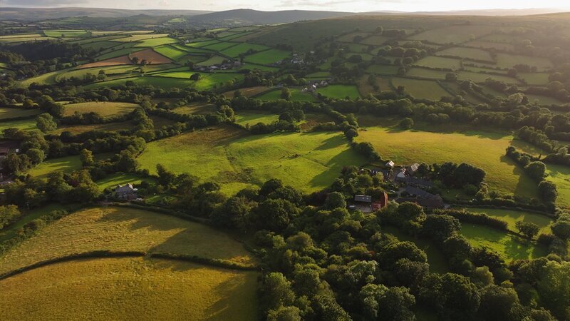 Die Landschaft des Dartmoor Nationalparks ist von sanften Hügeln und weiten Mooren geprägt. – Bild: ZDF und arte, Peter Holleber