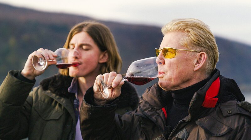 Markus Mörl und Sohn Hannes nach dem Aufstieg auf den Höllenberg in Assmanshausen. – Bild: rbb/​ITV