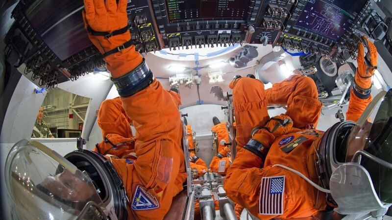 So würde der Start einer bemannten Mission im Raumschiff Orion aussehen: Die vier Astronauten sitzen übereinander. – Bild: NASA/​ Robert Markowitz