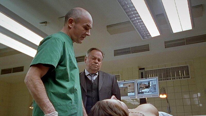 Kriminalhauptkommissar Stefan Kehler (Wolfgang Bathke, r.) und Gerichtsmediziner Dr. Duhler (Klaus Schindler) – Bild: MG RTL D