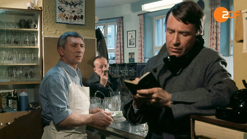 hinten: Kommissar Keller (Erik Ode). Vorne: Grabert (Günther Schramm) – Bild: ZDF STUDIOS