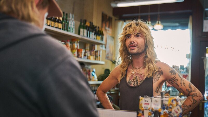 Bill Kaulitz (Bill Kaulitz, r.) kann nicht fassen, dass Fred (Wilson Gonzalez, l.) so verpeilt ist. – Bild: ZDF und Norman Keutgen