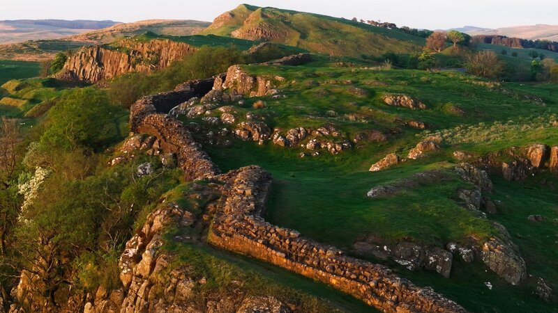 Der Hadrianswall verläuft einmal quer über die britische Insel. Er bildete einst die nördliche Grenze des römischen Riesenreichs. – Bild: ZDF und arte, Martin Koddenberg