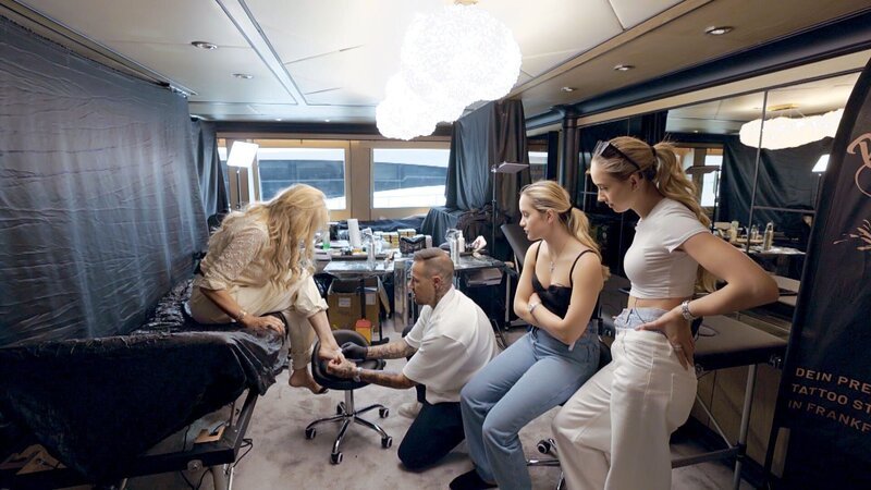 S24E08: Für ihre Formel-1-Partys auf der Yacht engagiert die Familie einen Tätowierer. – Bild: RTLZWEI