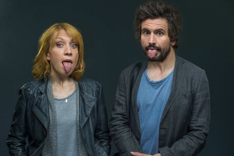 Partner wider Willen: die eigenwillige Kommissarin Elena (Annika Ernst, l.) und der geniale, aber durchgeknallte Physiker Einstein (Tom Beck, r.) … – Bild: SAT.1 /​ Wolfgang Ennenbach Eigenproduktionsbild frei