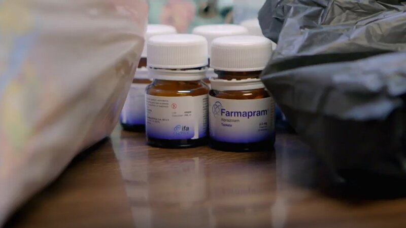 Sichergestellte Tabletten mit Angstlösern zeigen die brisante Seite eines Grenzfalls: Zwei Teenager werden mit Medikamenten erwischt - ihre Geschichte nimmt später eine tragische Wendung. – Bild: TV Alliance – TV A2 Media GmbH