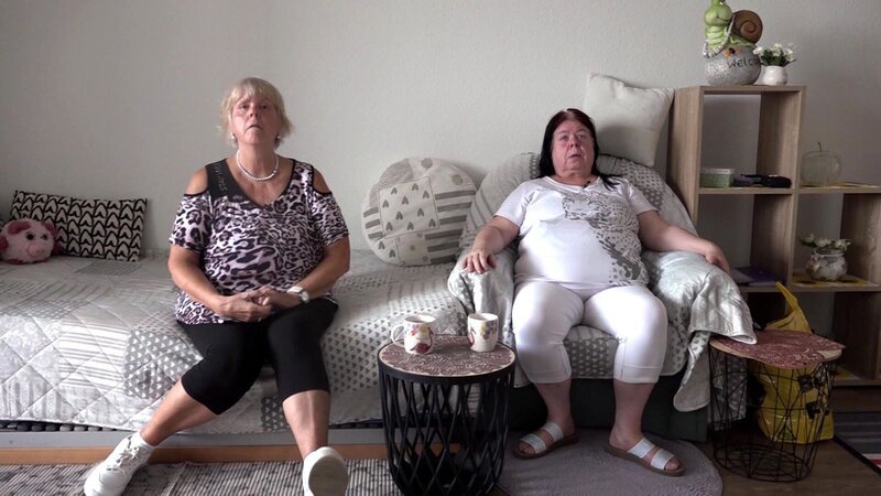 S13E28: Pamela steckt in finanziellen Schwierigkeiten und möchte einen Behindertenausweis beantragen. Freundin Helga will ihr helfen. – Bild: RTLZWEI