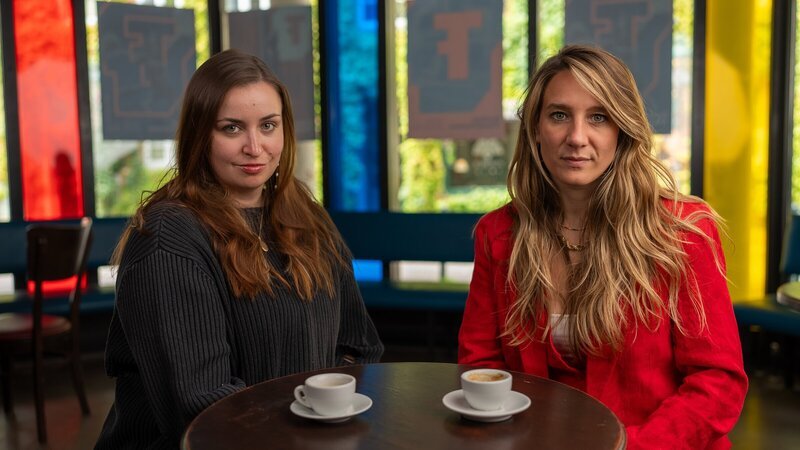 Alina Buschmann (l.) erklärt Biologin Jasmina Neudecker (r.), wie sie ihre Wut doch noch in etwas Positives transformieren konnte. – Bild: ZDF und Dave Powell