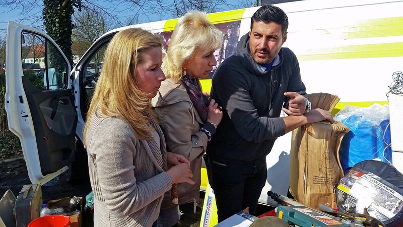 Jenny Ernst und Gabi Thur treffen gemeinsam mit Experte Sükrü Pehlivan die letzten Flohmarktvorkehrungen – Bild: RTL II