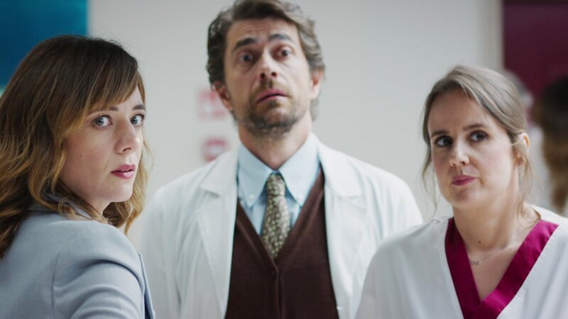 DOC – Es liegt in deinen Händen Staffel 3 Folge 14 Erstaunte Blicke: Sara Lazzaro als Dr. Agnese Tiberi, Gianmarco Saurino als Dr. Lorenzo Lazzarini, Elisa Di Eusanio als Dr. Teresa Maraldi – Bild: SRF/​SONY Pictures /​ Fabrizio De Blasio