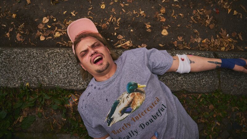 Fred (Wilson Gonzalez) gibt alles, um den Späti zu retten. – Bild: ZDF und Norman Keutgen