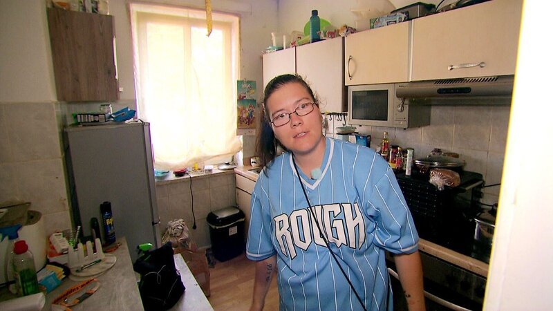 Weil sie den Schimmel in ihrer Wohnung nicht mehr erträgt, zieht Sabrina vorläufig zu ihrem Freund Mario. – Bild: RTLZWEI