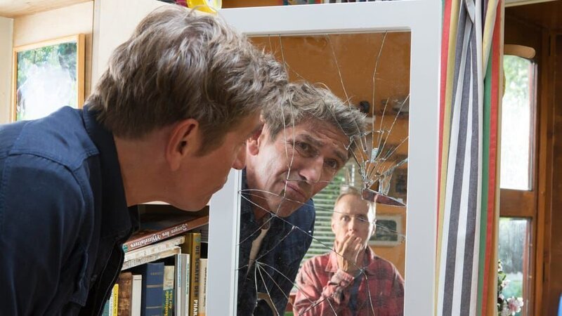 Heinz Kluthe (Holger Handtke, r.) ist verzweifelt: Heute ist Freitag der 13., ein amtlicher Pechtag. Fritz Fuchs (Guido Hammesfahr, l.) versucht den abergläubischen Ordnungsmann zu beruhigen. – Bild: ZDF/​Zia Ziarno