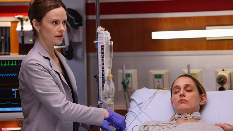 Am Bett einer Koma-Patientin: Sarah Ramos als Dr. Caitlin Lenox. – Bild: SRF/​NBC Universal