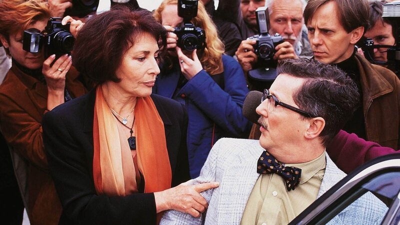 Eine hämische Presse stürzt sich wegen der gefälschten Sissi-Briefe auf Katharina von Preiss (Christine Wodetzky, li.). Da kommt Gregor Wünsche (Santiago Ziesmer), Ilses Freund, gerade richtig. – Bild: MG RTL D