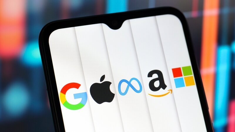 Ob im World-Wide-Web oder auf dem Smartphone: Die großen Konzerne sammeln überall Daten, um sie auf die unterschiedlichste Art und Weise zusammenzuführen. Google, Apple, Facebook (Meta), Amazon und Microsoft arbeiten zusammen, um eine wirksame Kontrolle ihrer Datensammelwut zu verhindern. – Bild: ZDF und Getty Images