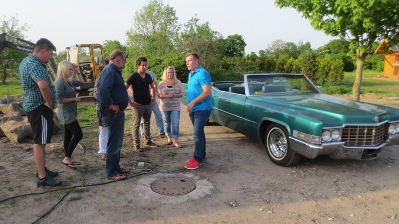 Trödelexperte Otto Schulte (re.) zieht mit Philip, Maritta, Asmus, Sebastian und Nicole (von li.) ein Tagesfazit. – Bild: RTL II