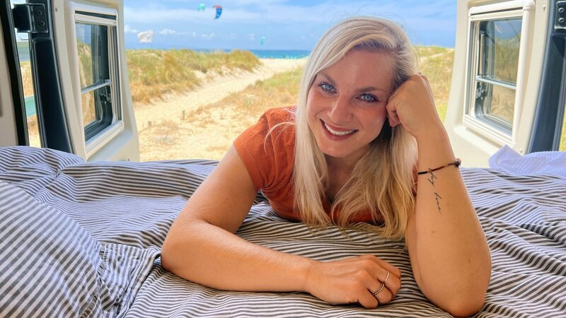Maike Tschorn im Camper am Strand in Südfrankreich. – Bild: ZDF und HR/​Tanja Höschele